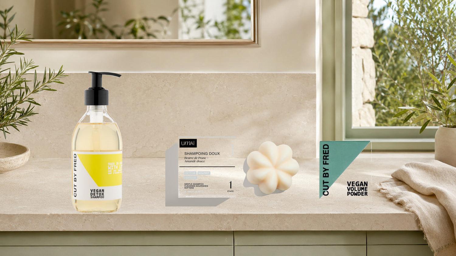 Vegan Detox Shampoo Cut By Fred, Shampoing Doux Umaï et Vegan Volume Powder sur un décor estival lumineux