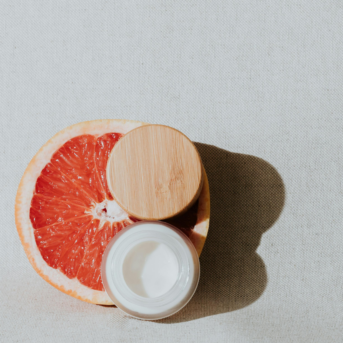 Peau terne et fatiguée : comment redonner de l’éclat avec des soins énergisants ?