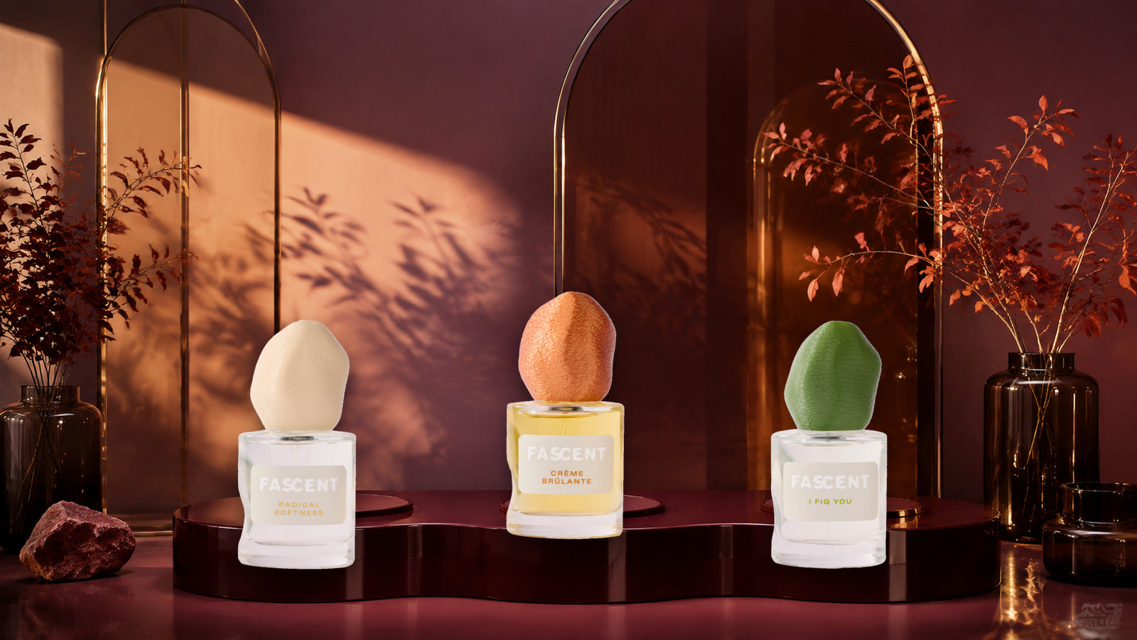 Trois eaux de parfum FASCENT dans un décor bordeaux aux lumières d’automne