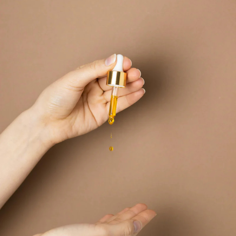 Les huiles visage bienfaits, usages et comment les intégrer à votre routine beauté