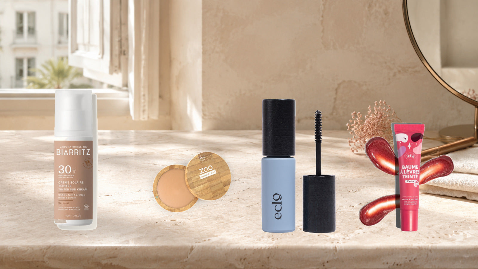 Crème teintée Laboratoires de Biarritz, terre cuite Zao, Mascara Soin Eclo et baume teinté Trew sur une coiffeuse lumineuse