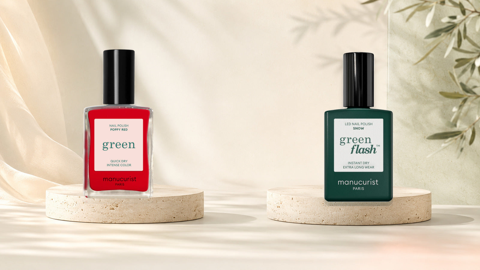 Vernis Manucurist Green et Green Flash comparés sur un décor éditorial lumineux
