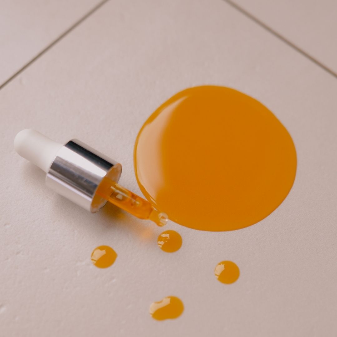 pipette avec produit du sérum vitaminé d'oden