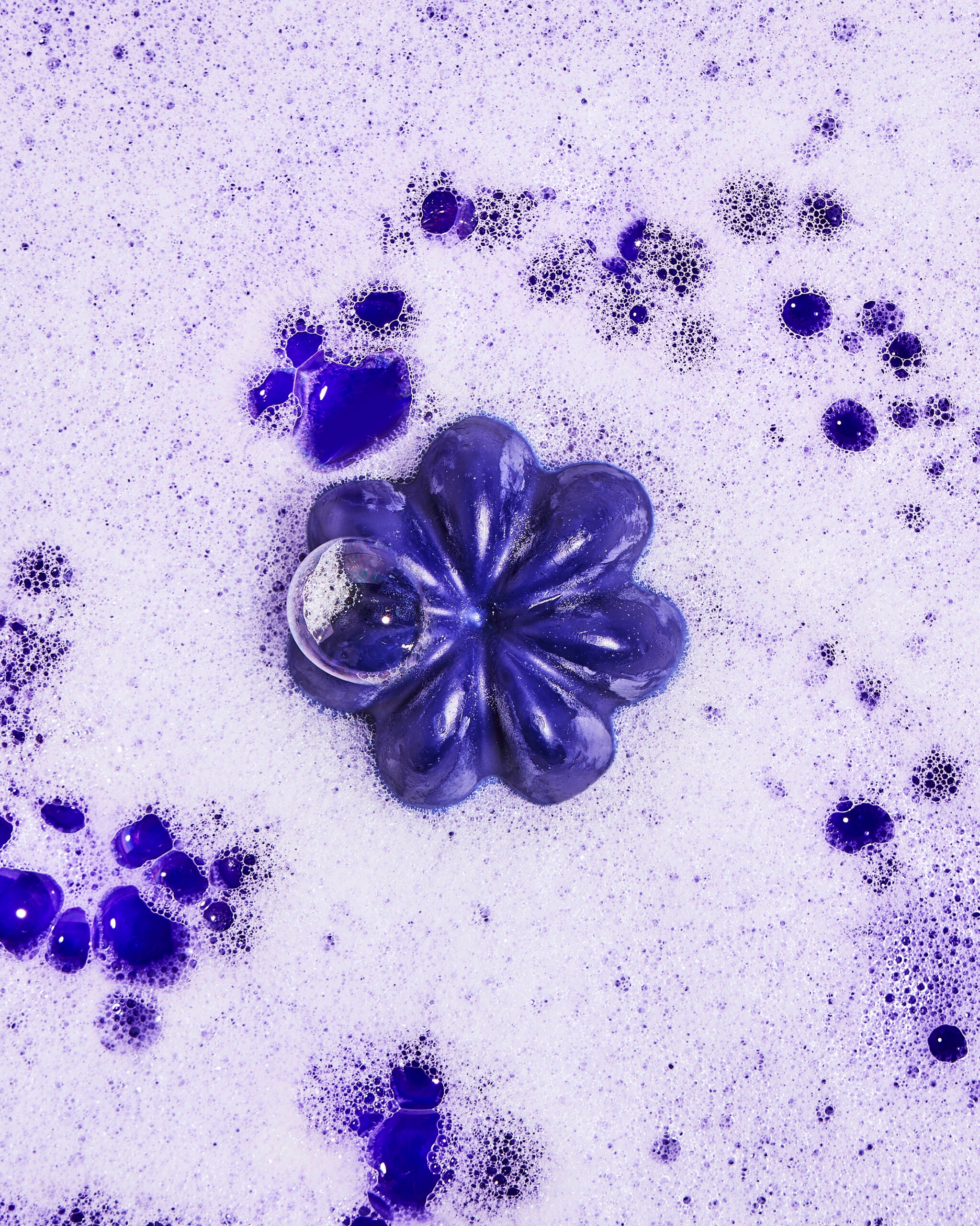 Shampoing violet dans de l'eau