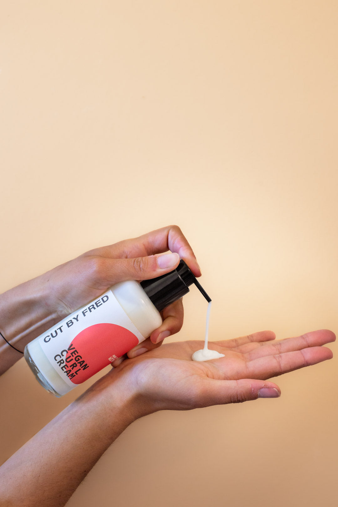 Vegan Curl Cream - Définition Boucles par CUT BY FRED – mise en situation du produit