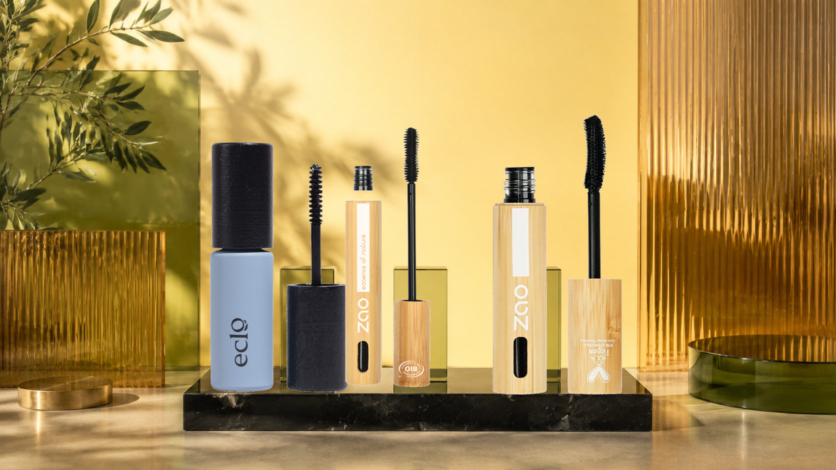 Trois mascaras naturels Eclo et Zao sur un décor jaune, olive et ambre