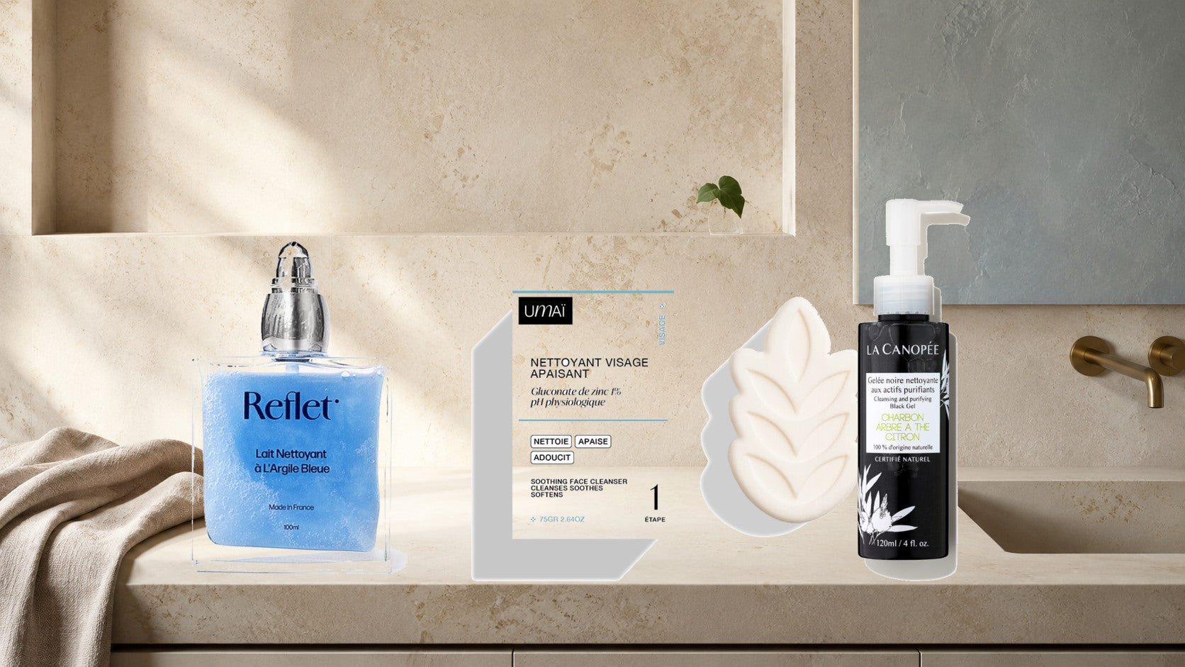 Lait nettoyant Reflet, nettoyant solide UMAÏ et gelée noire La Canopée dans une salle de bain lumineuse