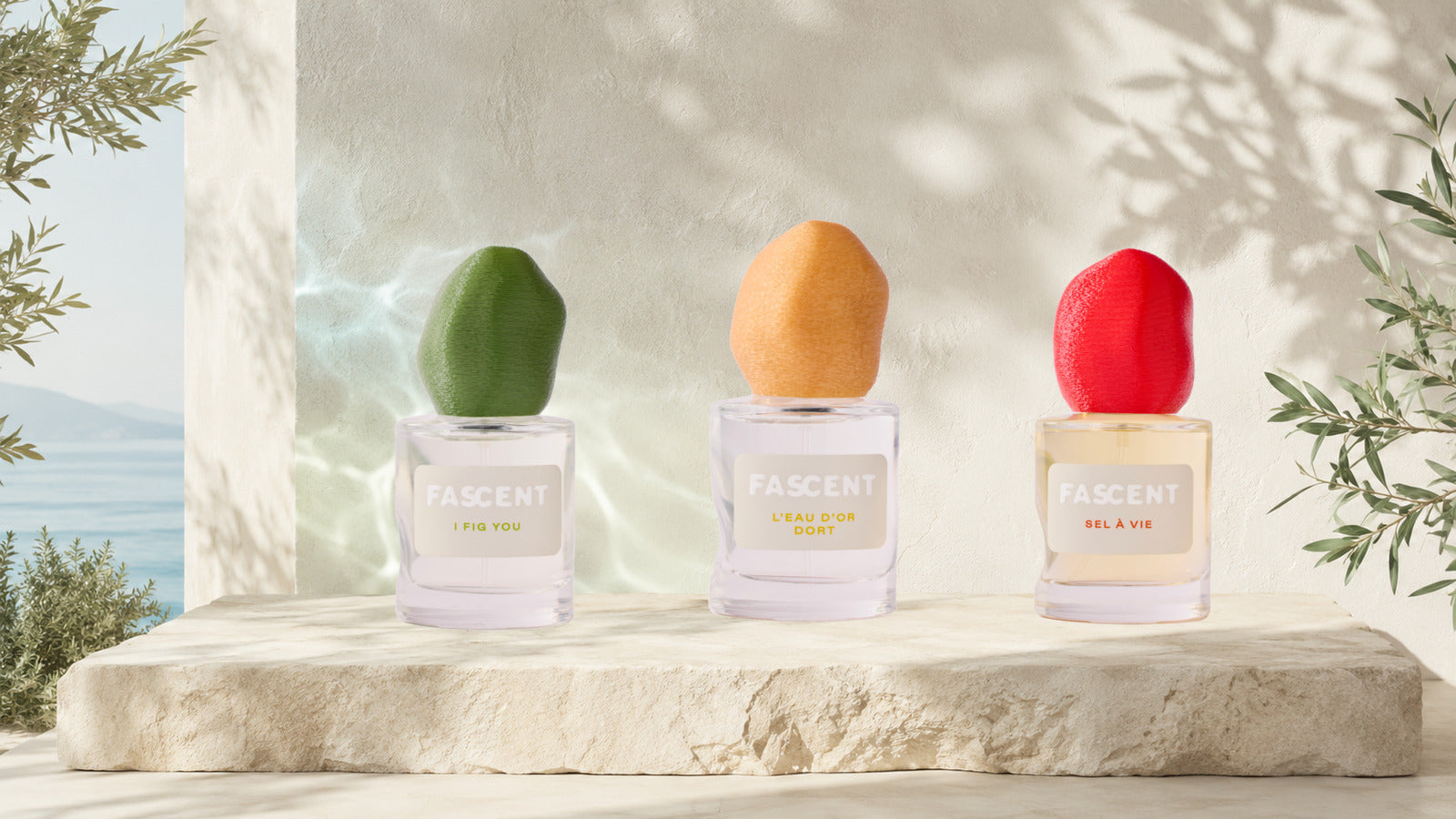 Trois eaux de parfum FASCENT I Fig You, L’Eau d’Or Dort et Sel à Vie sur un décor méditerranéen lumineux