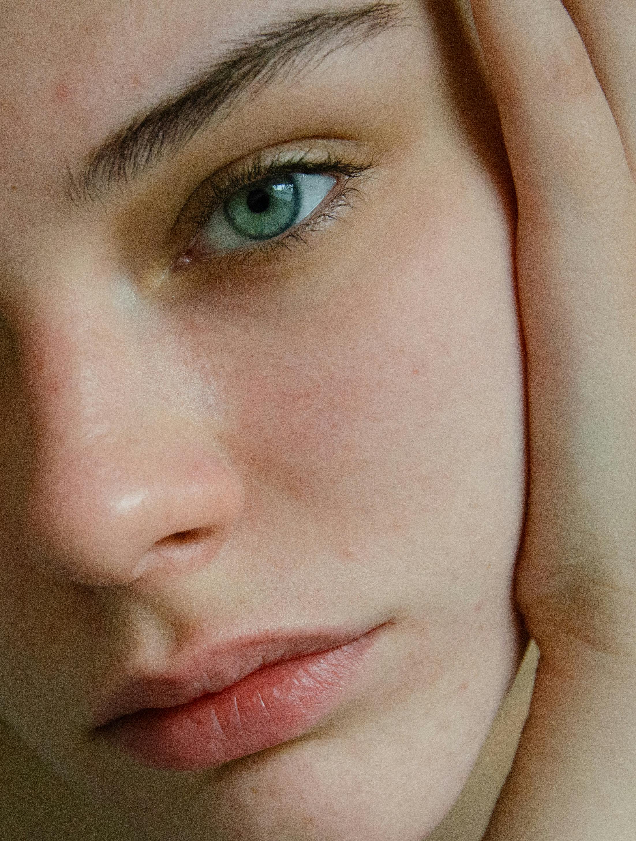 Peau déshydratée vs peau sèche : comprendre la différence et adapter ses soins