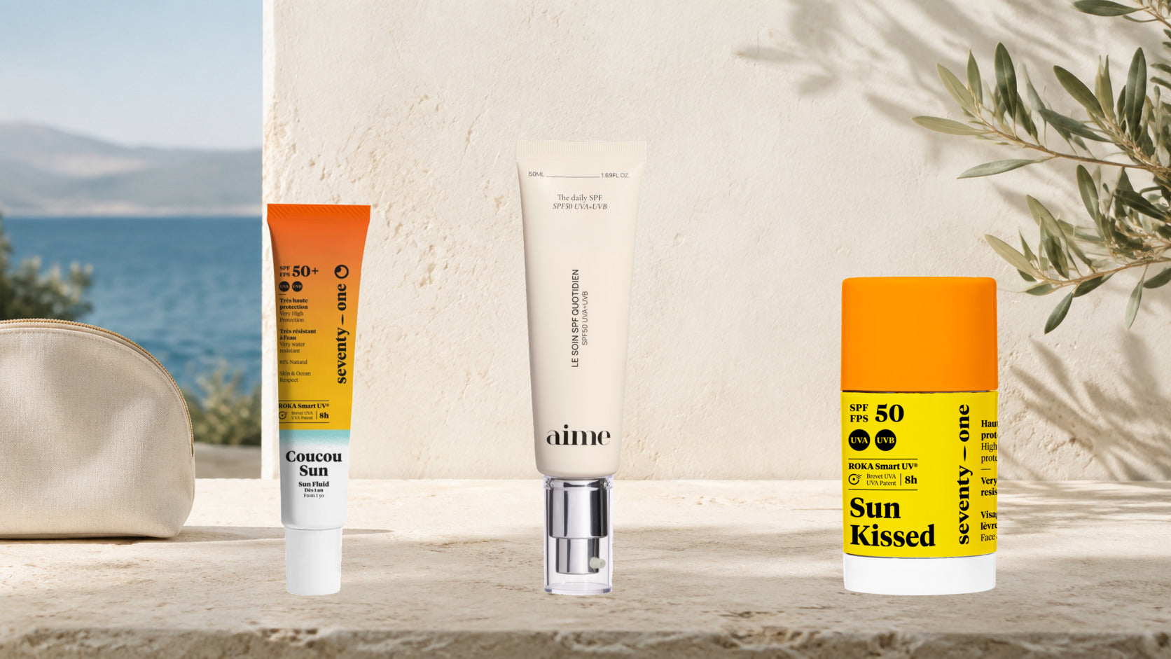 Crèmes solaires SPF50 Coucou Sun, AIME et stick SunKissed sur une terrasse méditerranéenne
