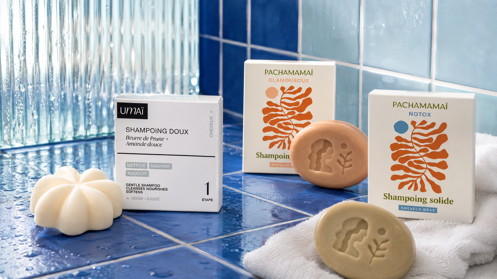 Shampoings solides Umaï et Pachamamaï dans une salle de bain bleu cobalt