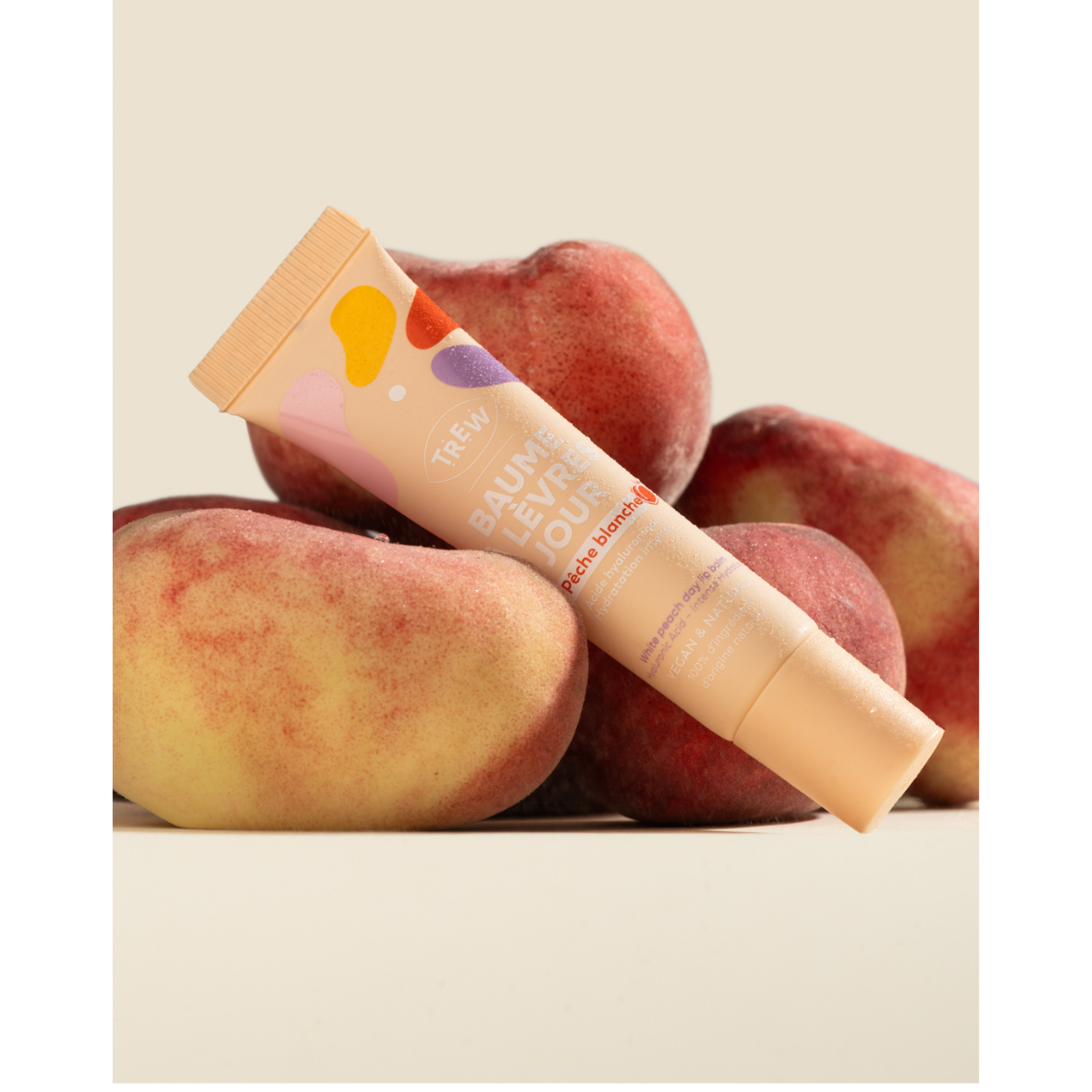 baume à lèvres pêche trew avec des fruits