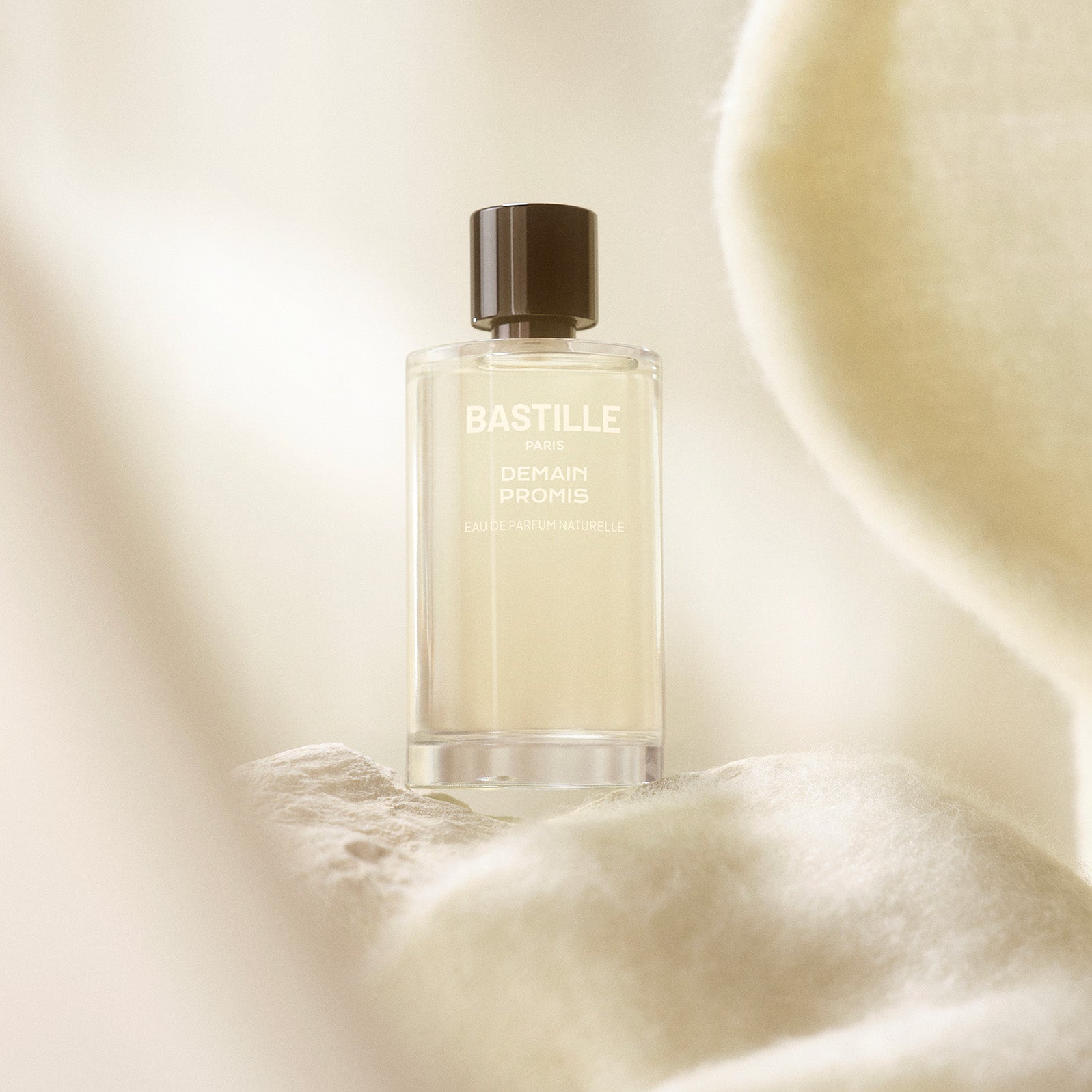 DEMAIN PROMIS - Eau de parfum par BASTILLE – mise en situation du produit