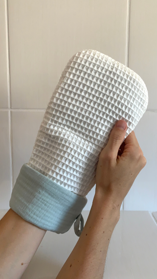 Gant Nettoyant Double-Face Adulte par Wakey Cosmétiques – vue complémentaire