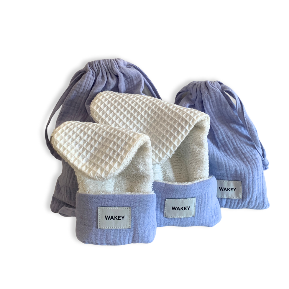 Gants Nettoyants Double-Face Enfant par Wakey Cosmétiques – coloris assortis