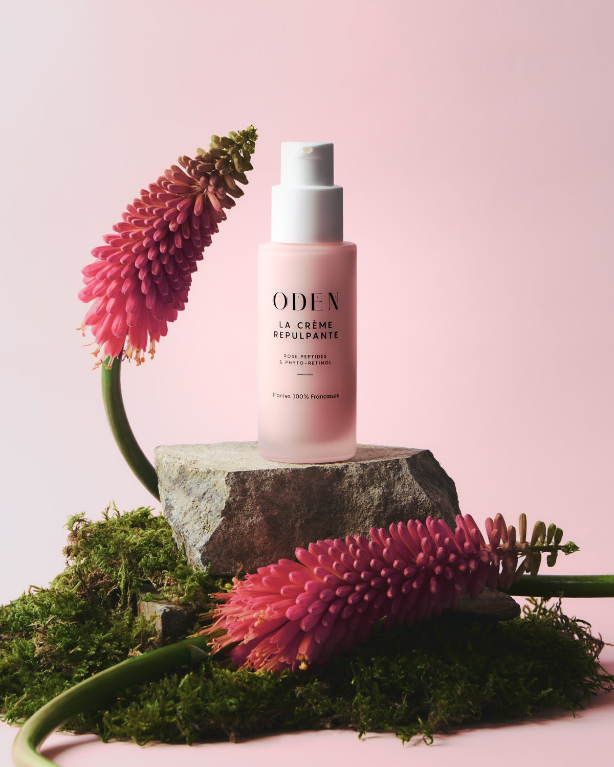 La Crème Repulpante Oden sur décor végétal rose