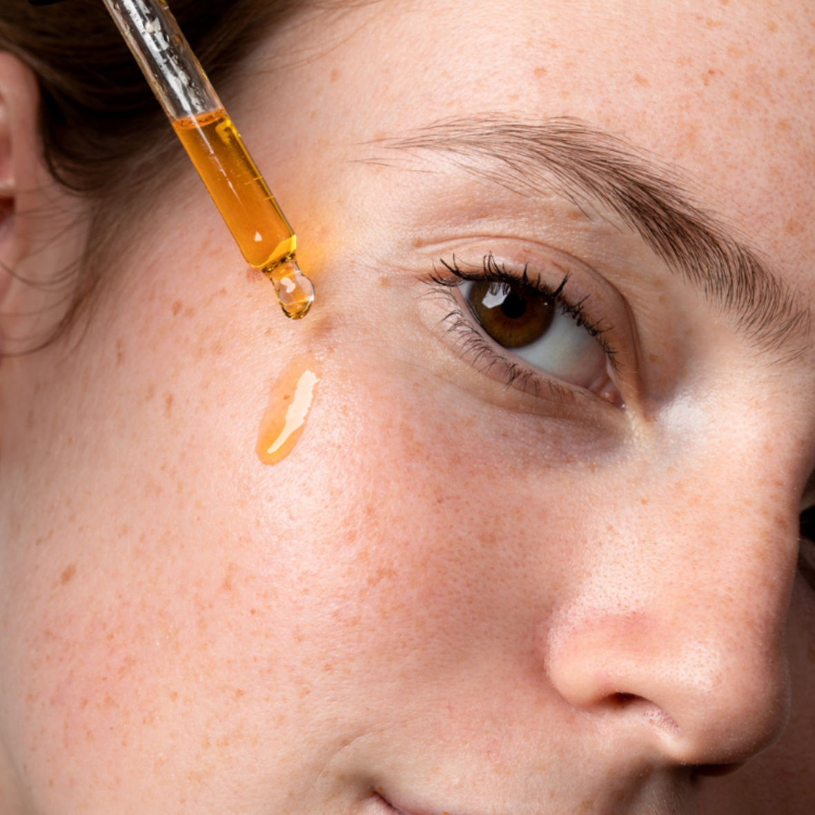 SCULPT & GLOW - Huile de soin visage au rétinol végétal par DEMAIN BEAUTY – mise en situation du produit