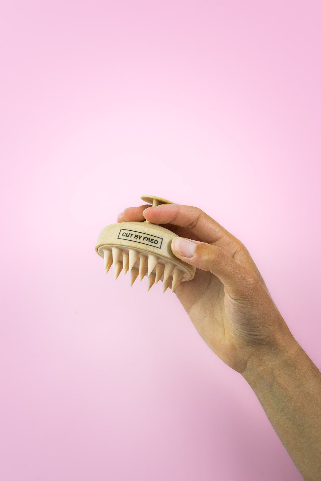Stimulating Scalp Brush - Brosse Stimulante par CUT BY FRED – mise en situation du produit